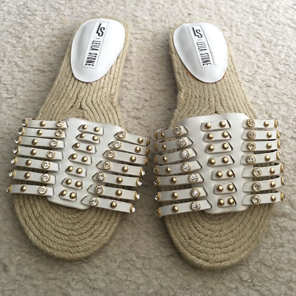 Leila stone white flat studs sandals size 8 new